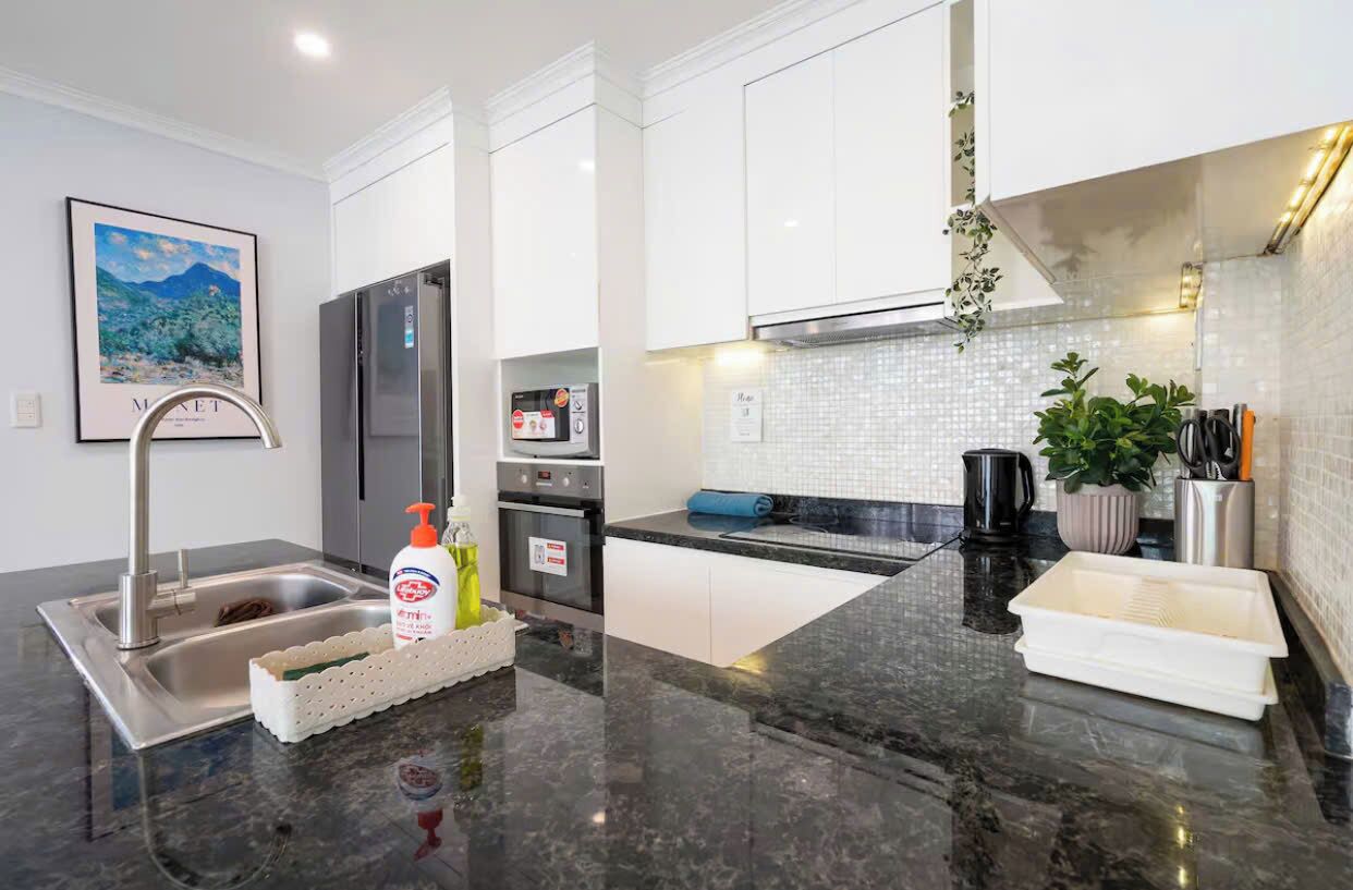 Family Suite, 3 Bedrooms, Club lounge access, City View | Private kitchen | Full-sized fridge, microwave, oven, stovetop