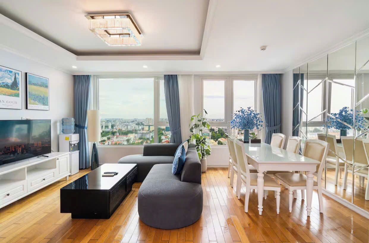 Family Suite, 3 Bedrooms, Club lounge access, City View | In-room dining