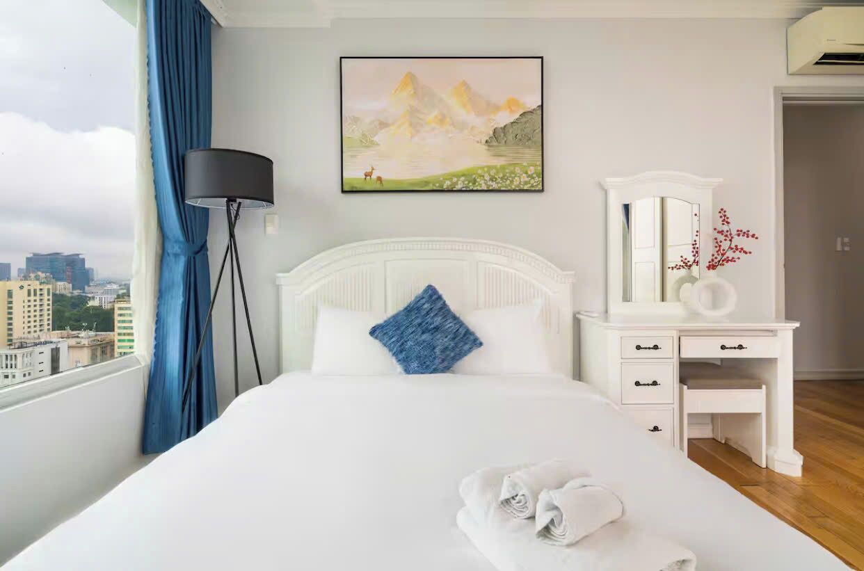 Familiesuite, 3 soverom, Club Lounge-tilgang, byutsikt | Sengetøy av topp kvalitet, dundyner og senger med Select Comfort-madrass