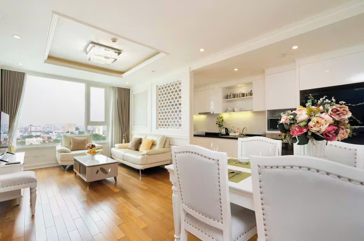 Suite – president, 2 soverom, Club Lounge-tilgang, byutsikt | Oppholdsområde | En 65-tommers smart-TV med kabel-kanaler samt peis og Netflix