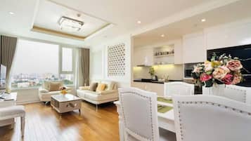 Presidential Suite, 2 Bedrooms, Akses Club Lounge, City View | Ruang tamu | 65 inci sebuah televisyen pintar dengan kabel, pendiangan, Netflix