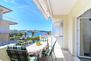 Outdoor dining - Beachfront apartment fully equipped with terrace and seaview, parking included. (Okrug Gornji)