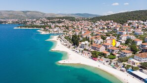 On the beach - Beachfront apartment fully equipped with terrace and seaview, parking included. (Okrug Gornji)