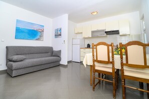 Smart TV - Beachfront apartment fully equipped with terrace and seaview, parking included. (Okrug Gornji)