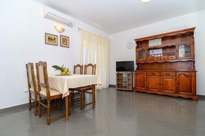 Dining - Beachfront apartment fully equipped with terrace and seaview, parking included. (Okrug Gornji)