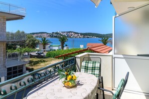 Outdoor dining - Beachfront apartment fully equipped with terrace and seaview, parking included. (Okrug Gornji)