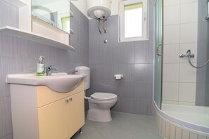 Shower, hair dryer, towels, soap - Beachfront apartment fully equipped with terrace and seaview, parking included. (Okrug Gornji)
