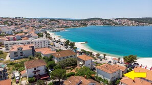 On the beach - Beachfront apartment fully equipped with terrace and seaview, parking included. (Okrug Gornji)