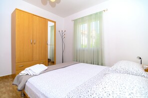 1 bedroom, iron/ironing board, WiFi, bed sheets - Beachfront apartment fully equipped with terrace and seaview, parking included. (Okrug Gornji)