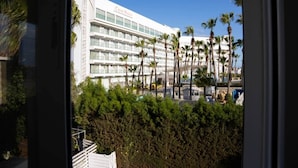 Un hôtel au design moderne, dont la façade est ornée d’une enseigne bien visible.
