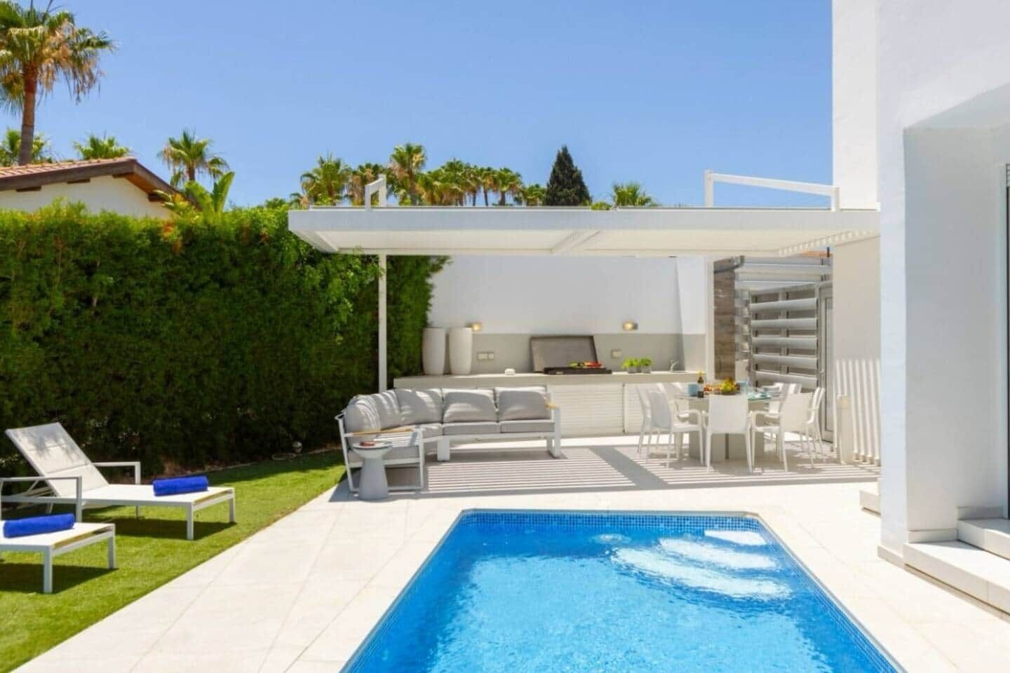 حمّام سباحة مُدفَّأ