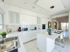 Fridge, microwave, oven, stovetop - Wealthystays Duplex in the Heart of Nicosia (Nicosia)