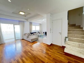 TV - Wealthystays Duplex in the Heart of Nicosia (Nicosia)