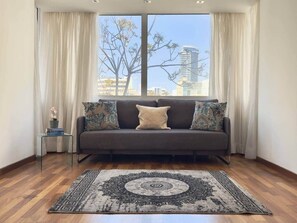 TV - Wealthystays Duplex in the Heart of Nicosia (Nicosia)