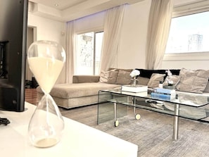 TV - Wealthystays Duplex in the Heart of Nicosia (Nicosia)