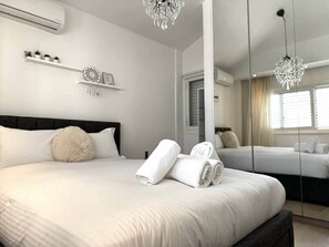 4 habitaciones, tabla de planchar con plancha, wifi y ropa de cama 