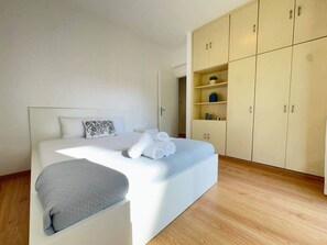 Tabla de planchar con plancha, wifi, ropa de cama