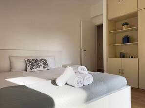 Tabla de planchar con plancha, wifi, ropa de cama