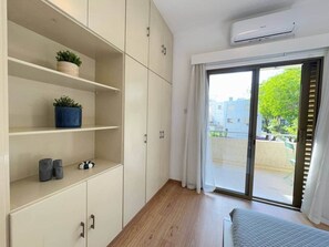 Tabla de planchar con plancha, wifi, ropa de cama