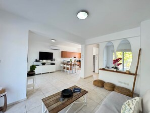 TV - Protaras Seaside Serenity - Konnos Beach (Paralimni)