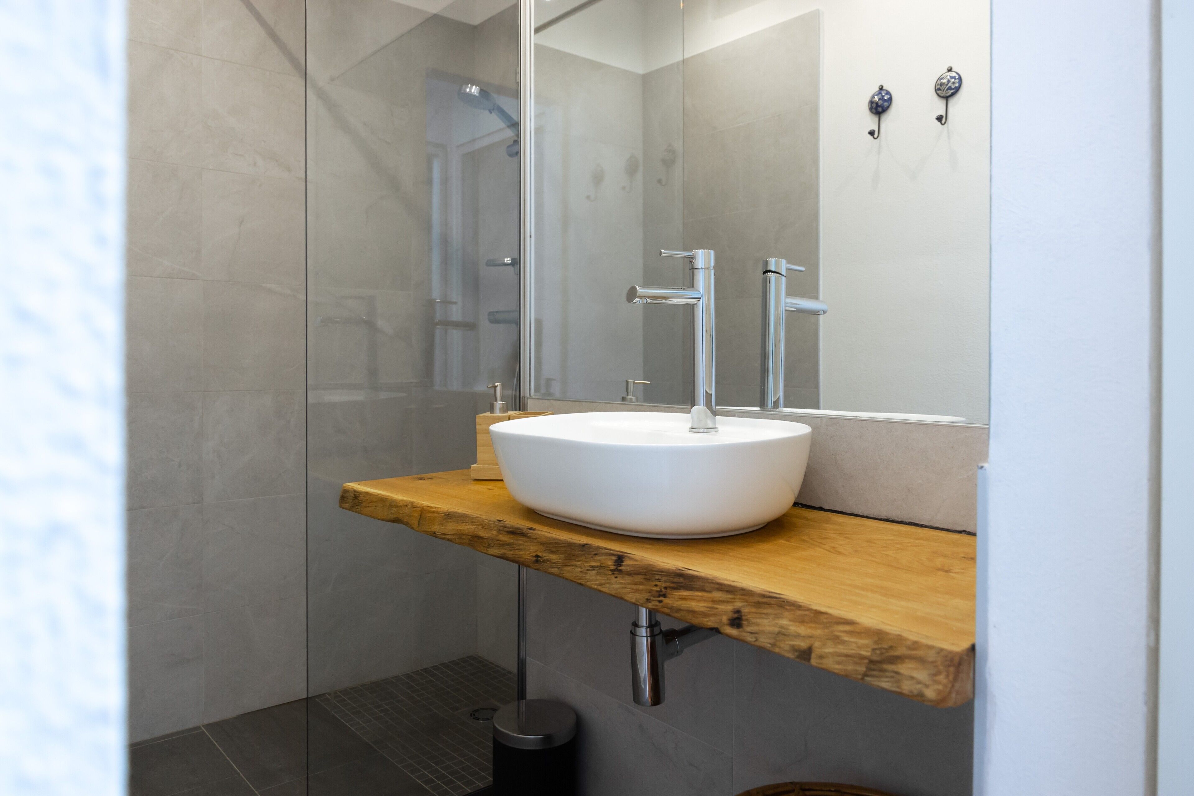 Douche, sèche-cheveux, serviettes fournies