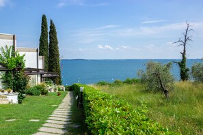Property grounds - Holiday Home 'Casa Liner - Steps From The Lake' with Lake View, Private Terrace and Wi-Fi (Moniga del Garda)