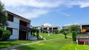 A residential area with modern houses, a well-maintained lawn, and a clear sky. - Holiday Home 'Casa Liner - Steps From The Lake' with Lake View, Private Terrace and Wi-Fi (Moniga del Garda)