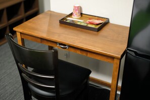 Standard-Zweibettzimmer, 2 Einzelbetten, eigenes Bad | Schreibtisch, Bügeleisen/Bügelbrett, kostenloses WLAN