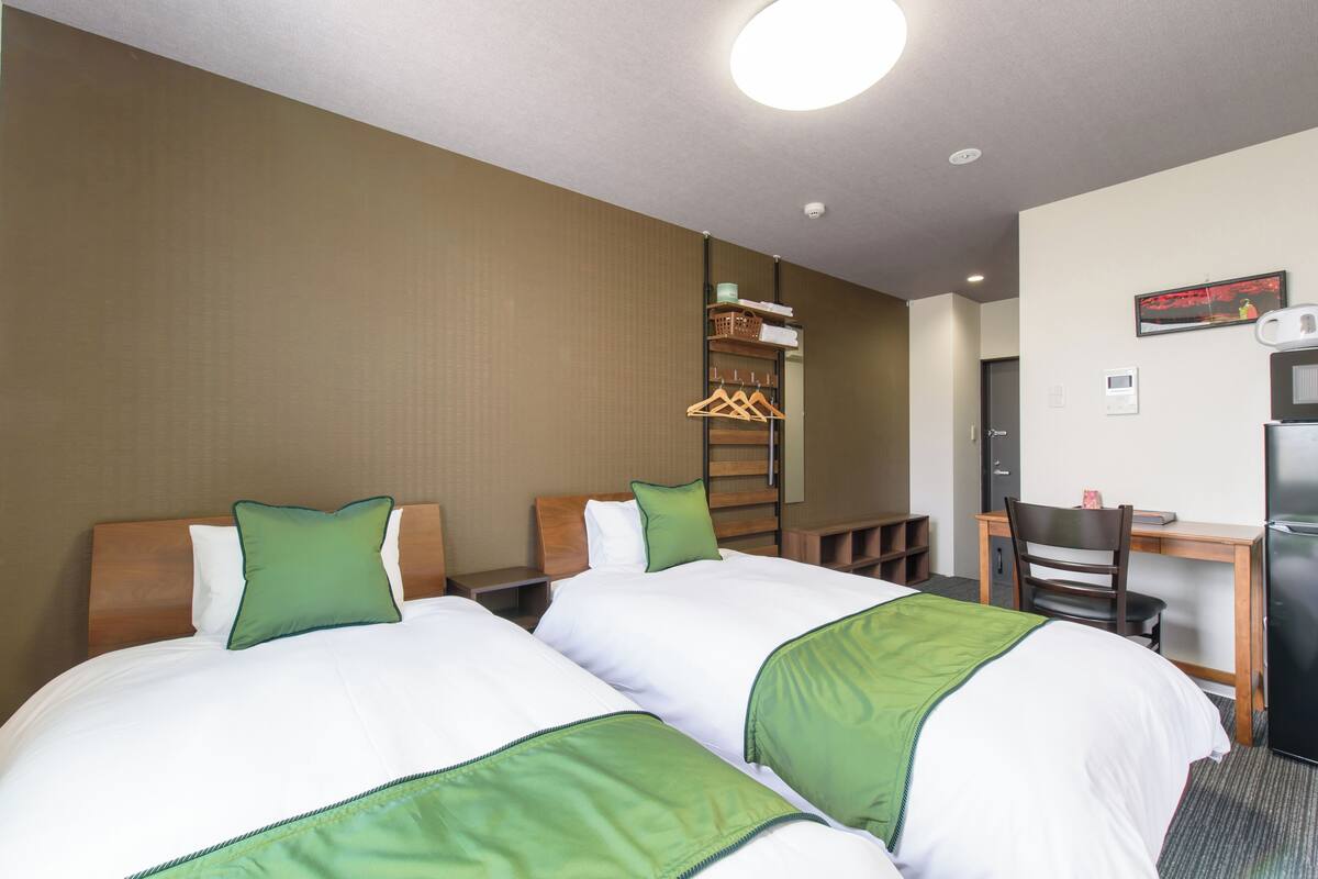 Standard Twin Room, 2 Single Beds, Private Bathroom | Desk, iron/ironing board, free WiFi