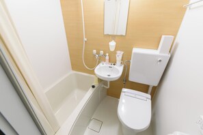 Combined shower/bathtub, hair dryer, slippers, towels - JP INN Kyoto Ekikita Gakurincho (Kyoto)