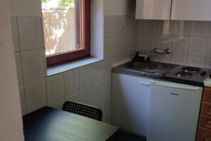 Kylskåp, spishäll, kaffe- och tebryggare och vattenkokare