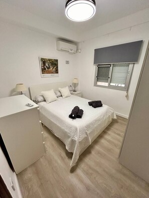 2 bedrooms, iron/ironing board, internet, bed sheets