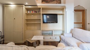 Appartement (2 Bedrooms) | Woonruimte | Een 32-inch smart-tv met kabelzenders