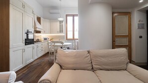 A compact living space with a kitchenette, a dining area, and a sofa. - Italianway Easy - Rosales 3 C (Milan)