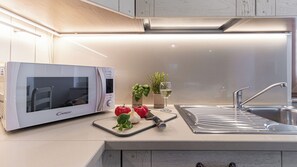 Appartement (2 Bedrooms) | Privékitchenette | Een magnetron, een oven, een espressoapparaat, een waterkoker