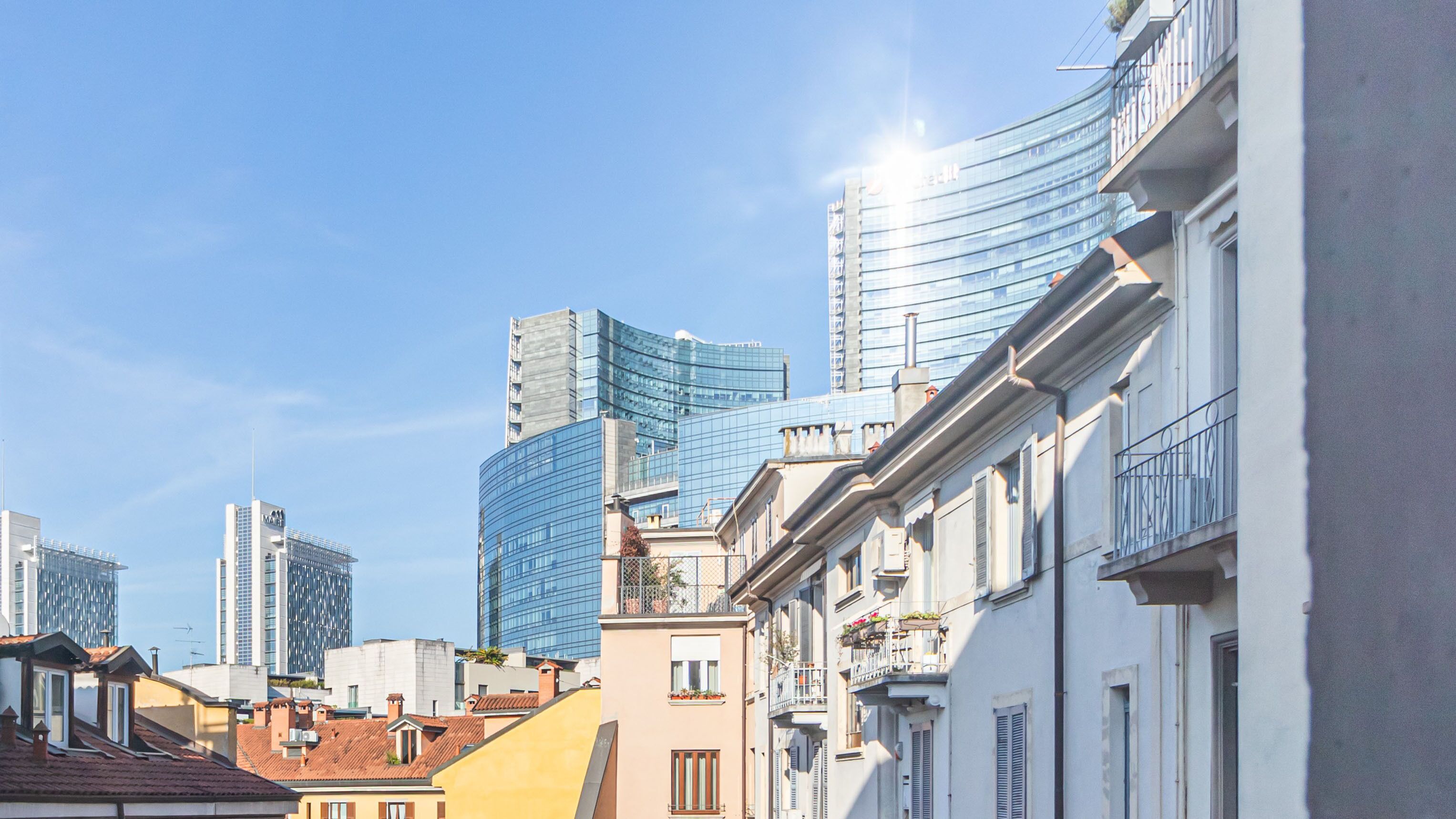 Eine Stadtlandschaft mit modernen Wolkenkratzern und traditioneller Architektur.