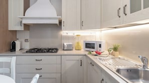 Apartamento (2 Bedrooms) | Cocina básica privada | Microondas, horno, máquina de café espresso y hervidor eléctrico