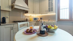 Appartement (2 Bedrooms) | Privékitchenette | Een magnetron, een oven, een espressoapparaat, een waterkoker