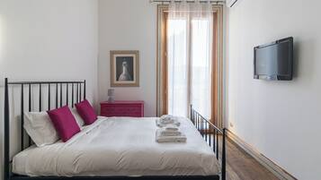 Appartement (2 Bedrooms) | 2 slaapkamers, een laptopwerkplek, een strijkplank/strijkijzer