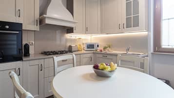 Căn hộ (2 Bedrooms) | Bếp nhỏ riêng | Lò vi sóng, lò nướng, dụng cụ pha espresso, ấm điện