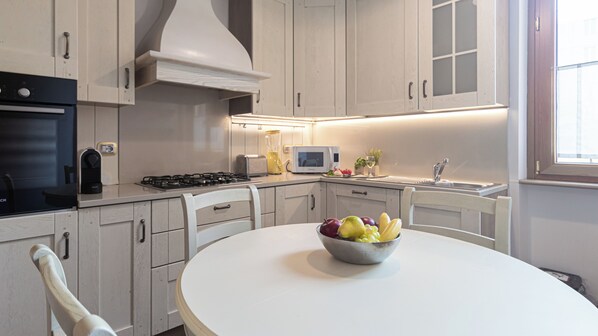 Apartamento (2 Bedrooms) | Cocina básica privada | Microondas, horno, máquina de café espresso y hervidor eléctrico