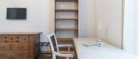 Apartment (2 Bedrooms) | 2 bedrooms, laptop workspace, iron/ironing board, bed sheets