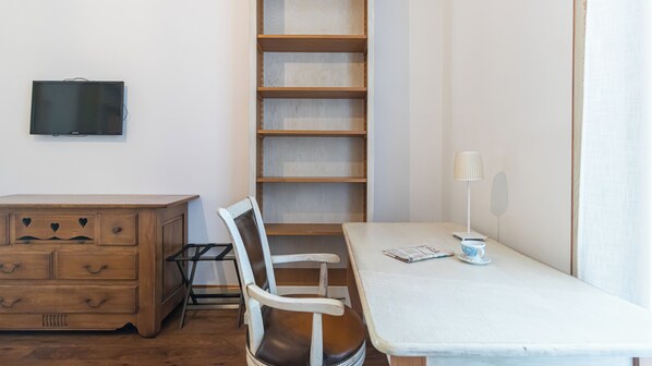 Appartement (2 Bedrooms) | 2 slaapkamers, een laptopwerkplek, een strijkplank/strijkijzer