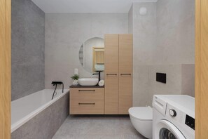 Shower, free toiletries, hair dryer, towels - Stylish Apartment with Balcony | Air Conditioning and Parking (Warszawa)