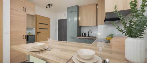 Fridge, oven, stovetop, dishwasher