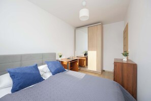 1 bedroom, desk, iron/ironing board, WiFi - Habicha 7 Warsaw | Stylish Apartment | Air Conditioning | Underground Parking (Warszawa)