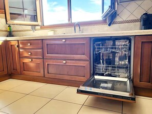 Private kitchen - Enjoy House, Large heated swimming pool & Jacuzzi, bbq and beautiful landscapes (Puerto del Rosario)