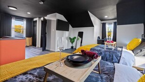 Ein modernes Schlafzimmer mit Bett, Nachttisch und Fenster.