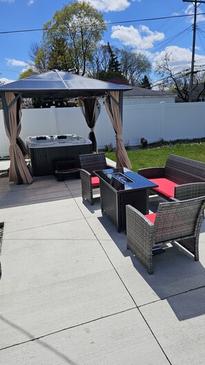 Terrace/patio - Welcome! To The Dark Retreat and get ready for a quiet and cozy stay. (Oak Park)