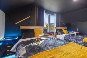 Iron/ironing board, free WiFi, bed sheets - Welcome! To The Dark Retreat and get ready for a quiet and cozy stay. (Oak Park)